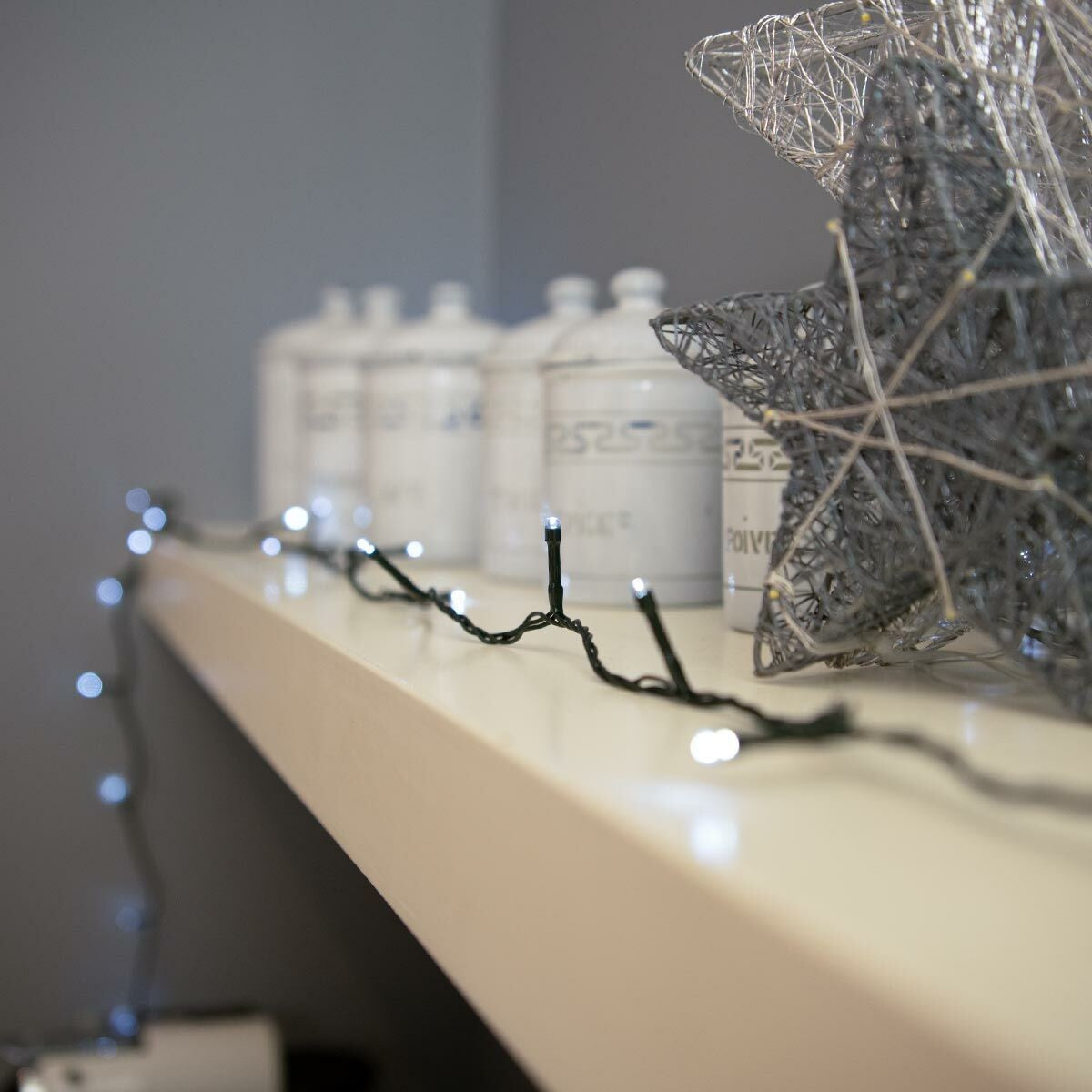 Instalatie de Craciun liniara Yoto, 17 m, din care 1 m cablu priza 220V, 200 LED, 8 jocuri de lumini, controler, fir negru, alb rece - vivimall.ro