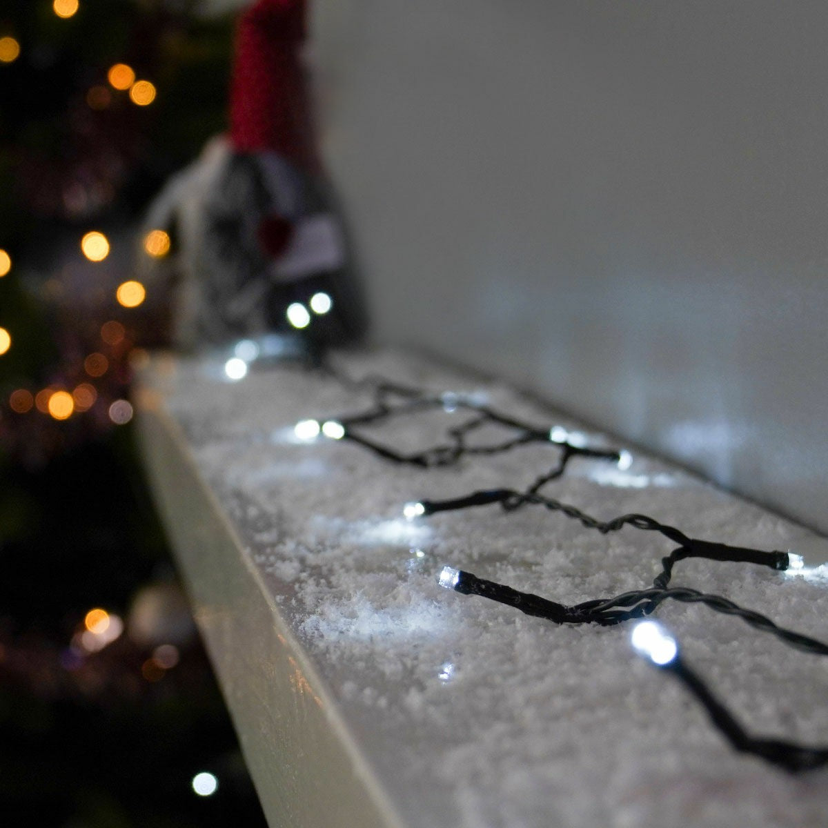 Instalatie de Craciun liniara Yoto, 17 m, din care 1 m cablu priza 220V, 200 LED, 8 jocuri de lumini, controler, fir negru, alb rece - vivimall.ro