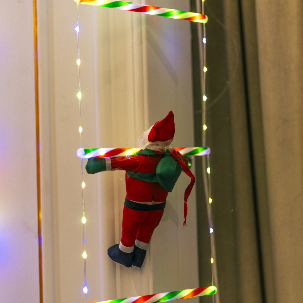 Instalatie LED de Craciun, Vivimall, cu Accesorii, Lumina Calda, Lungime 3 m, 16 Trepte, 288 de Luminite, 8 Moduri, Model Mos Craciun pe Scara,  Alb cald - vivimall.ro