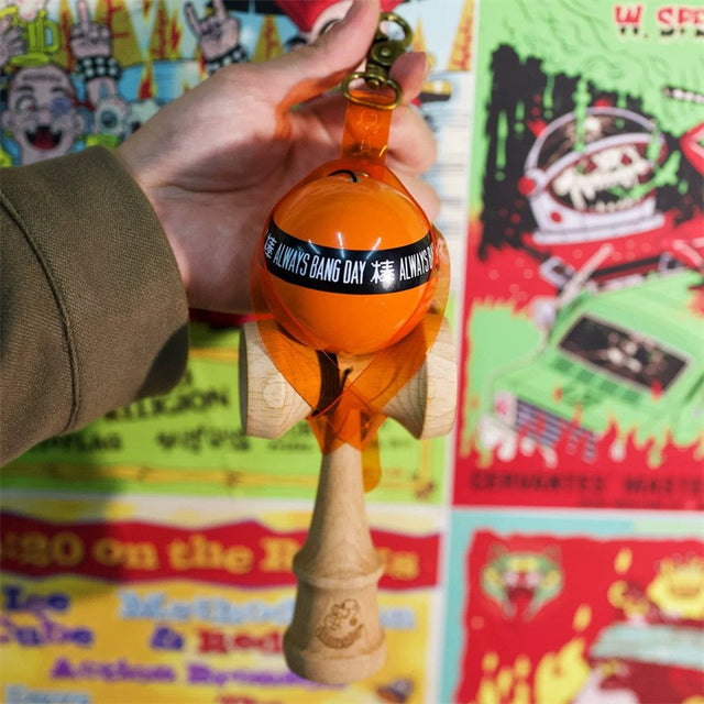 Husa pentru Kendama, Flippy, Husa de Depozitare pentru Kendama, din PVC rezistent, Catarama cu Agatare pentru Transportare, Forma Breloc 8, 12 x 6 cm, Portocaliu - vivimall.ro