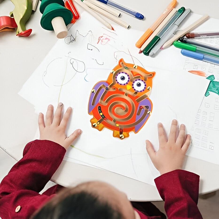 Joc Montessori cu Bile, Vivimall, Creion Magnetic, Tip Labirint, din Lemn, Model Bufnita, 18.5x17.5 cm, Portocaliu-Mov - vivimall.ro