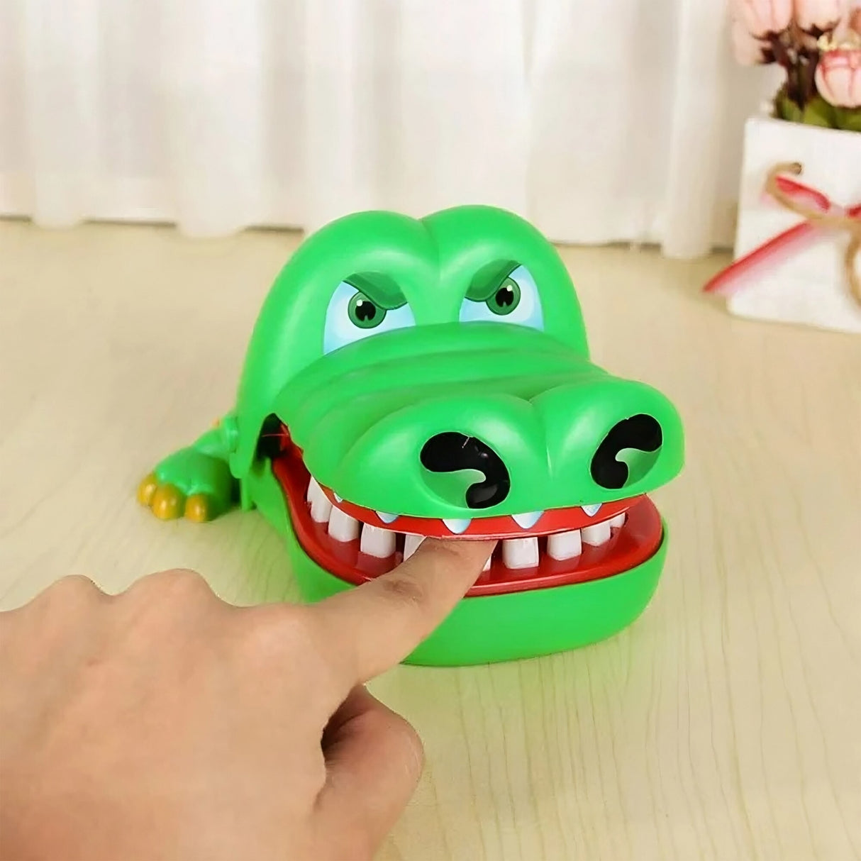 Copil apasând dinții crocodilului verde la jocul interactiv Crocodil Dentist, perspectivă lifestyle