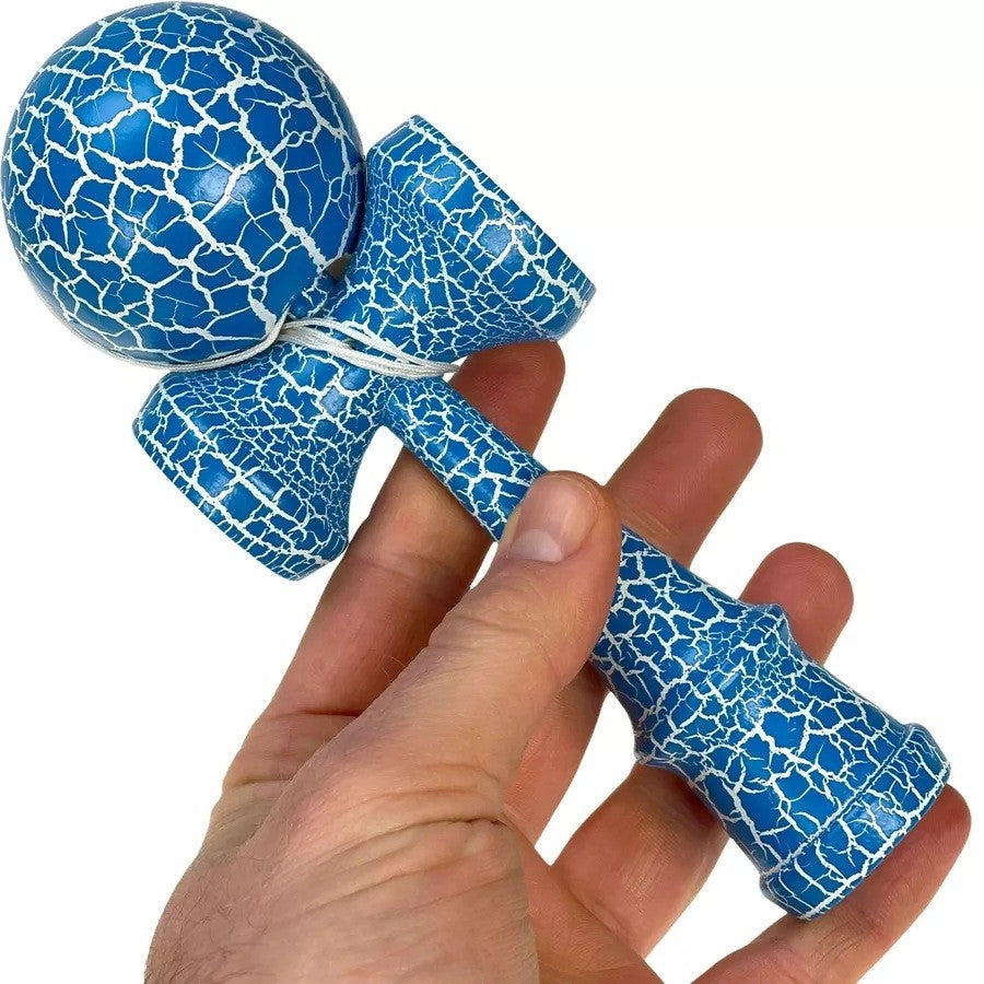Kendama Crack, Flippy, din Lemn, 18 cm, +14 Ani, Diametru Bila 6 cm, Model Crapat, Albastru Deschis - vivimall.ro
