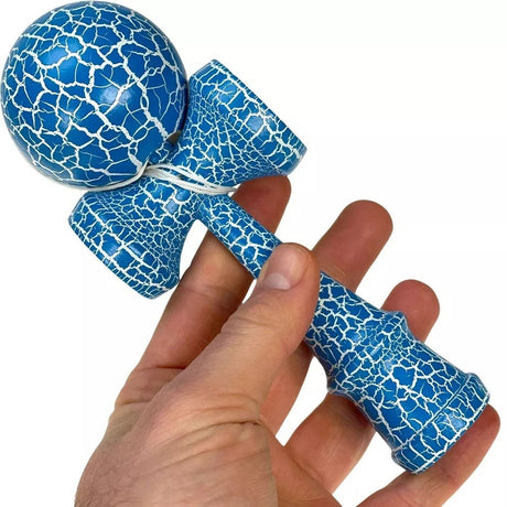 Kendama Crack, Flippy, din Lemn, 18 cm, +14 Ani, Diametru Bila 6 cm, Model Crapat, Albastru Deschis - vivimall.ro