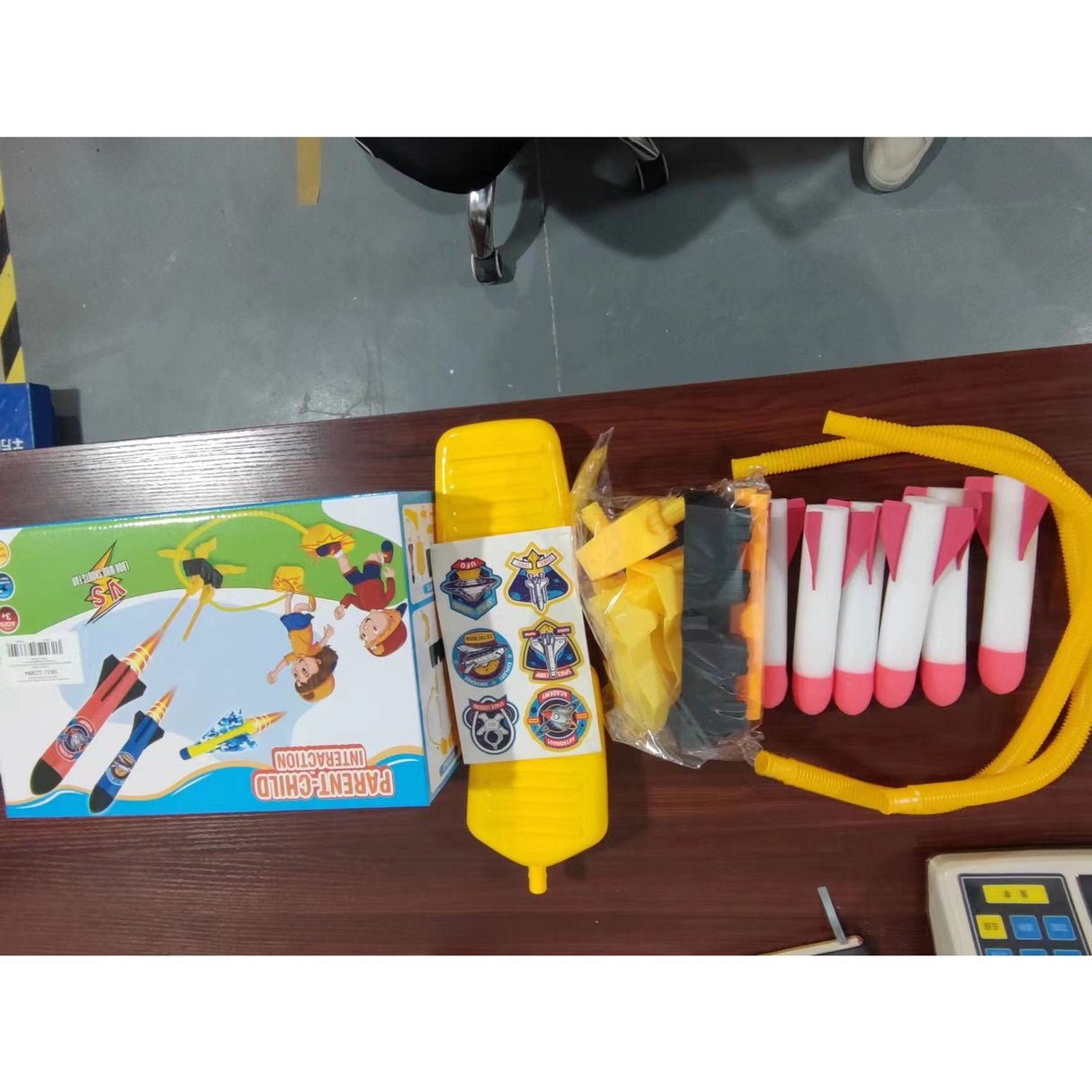 Jucarie pentru copii, lansator rachete cu piciorul, doua lansatoare, 6 rachete cu lumini - vivimall.ro