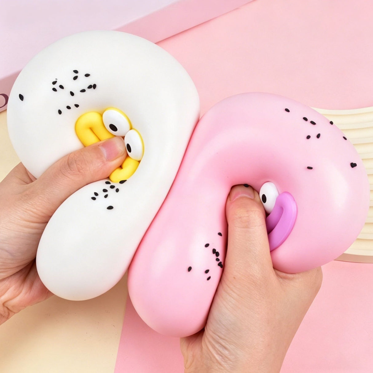 Jucărie antistres squishy Flippy pentru copii și adulți, model gogoașă cu ochi mari, vedere laterală