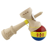 Kendama X Tricolor Edition în mână, demonstrație prindere cu cupă mare, jucător în acțiune