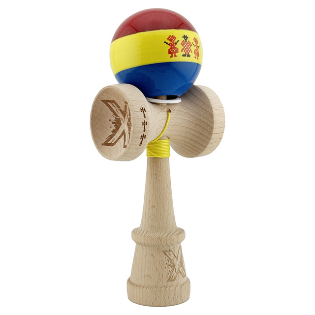 Kendama profesională Tricolor Edition din lemn 18 cm, vedere frontală completă, model King Size V3