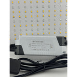 Lampă LED Flippy Keel Edge utilizată în seră pentru culturi hidroponice, vedere lifestyle