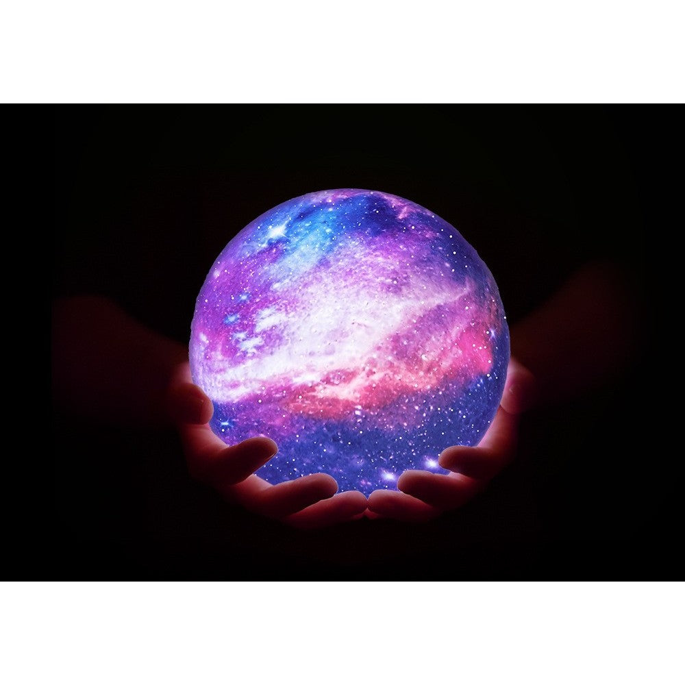 Lampa De Veghe Cu Telecomanda In Forma De Luna Cu Stele 3D Moon Light 7 Culori, Alimentare Baterii, Stand Din Lemn Inclus, 15 Cm