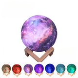 Lampa de veghe in forma de luna cu stele 3D Moon Light 7 culori, alimentare baterii, stand din lemn inclus, 15 cm, Vivimall - vivimall.ro
