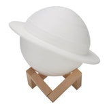 Lampa de veghe cu telecomanda in forma de Saturn 3D Saturn Light 16 culori, alimentare baterii, stand lemn inclus, 15 cm, Vivimall - vivimall.ro