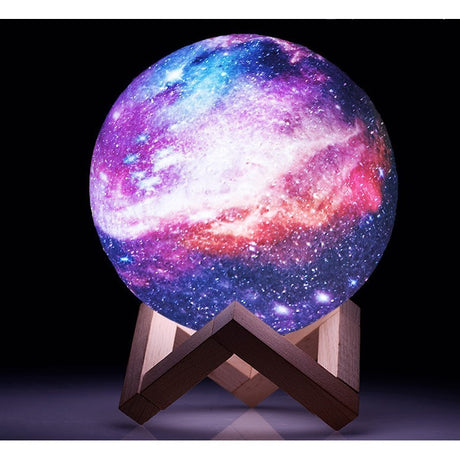 Lampa de veghe in forma de luna cu stele 3D Moon Light, alimentare baterii, stand din lemn inclus, 10 cm, Vivimall - vivimall.ro