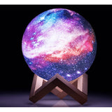 Lampa de veghe in forma de luna cu stele 3D Moon Light, alimentare baterii, stand din lemn inclus, 14 cm, Vivimall - vivimall.ro