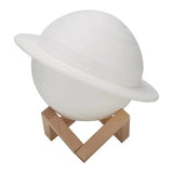 Lampa de veghe in forma de Saturn 3D Saturn Light, alimentare baterii, stand plastic inclus, 15 cm, Vivimall, Alb Cald - vivimall.ro