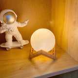 Lampa de veghe luna 3D Moon Light, lumina LED alb cald, alimentare baterii, stand din plastic, 20 cm, Vivimall - vivimall.ro