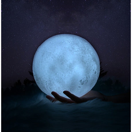 Lampa de veghe luna 3D Moon Light, lumina multicolora cu LED, 7 culori, schimbare culoare prin atingere, alimentare baterii, fara acumulator, stand din plastic inclus, 18 cm, Vivimall - vivimall.ro