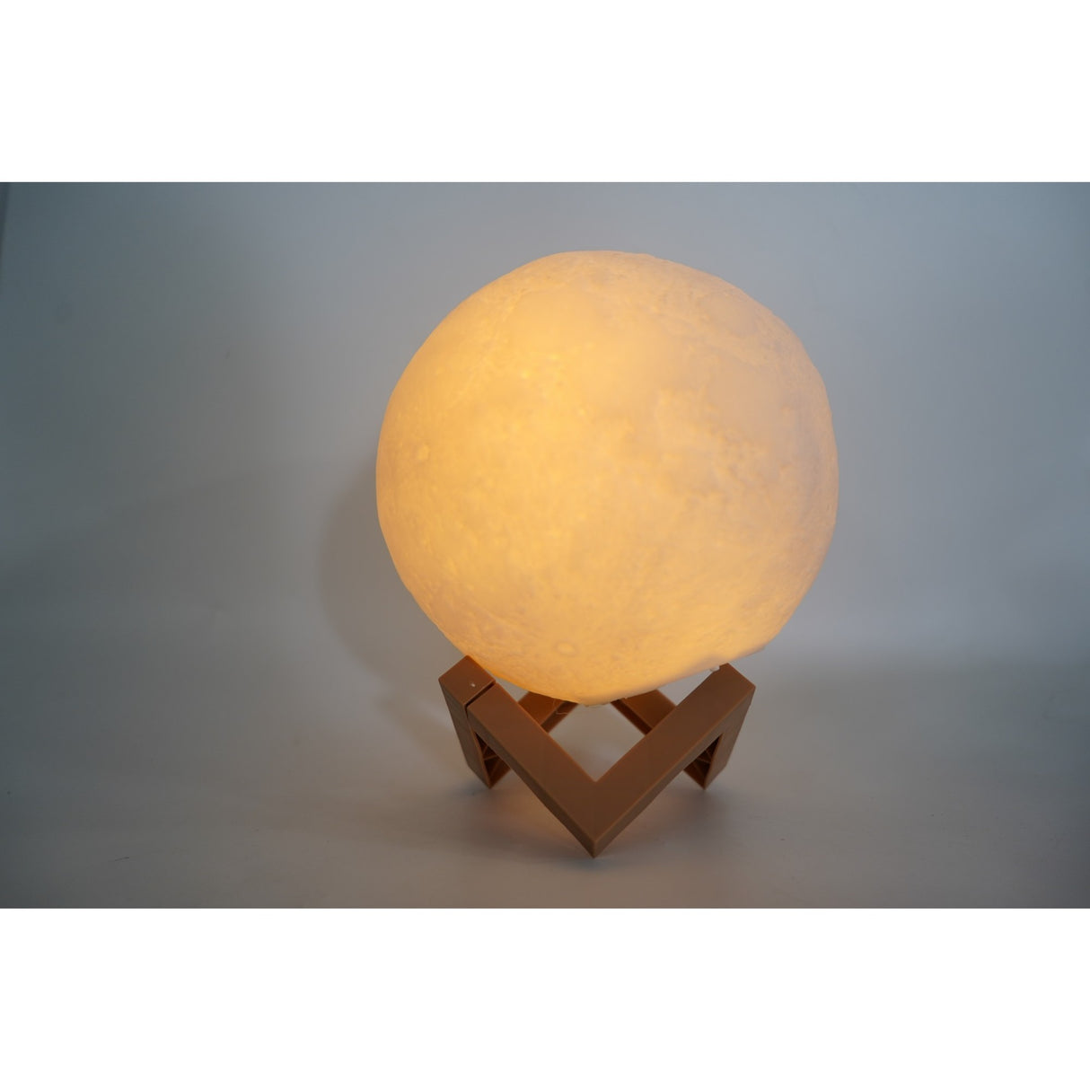 Нощна лампа Luna3D Moon Light, LED светлина, захранвана от батерии, пластмасова стойка, 18 см