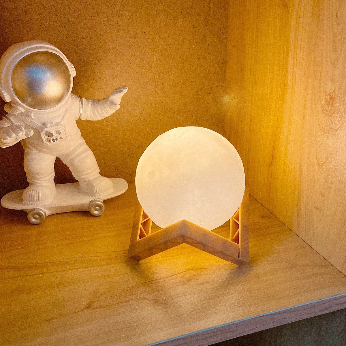 Lampa de veghe luna3D Moon Light, lumina LED alb cald, alimentare baterii, stand din plastic, 18 cm, Vivimall - vivimall.ro