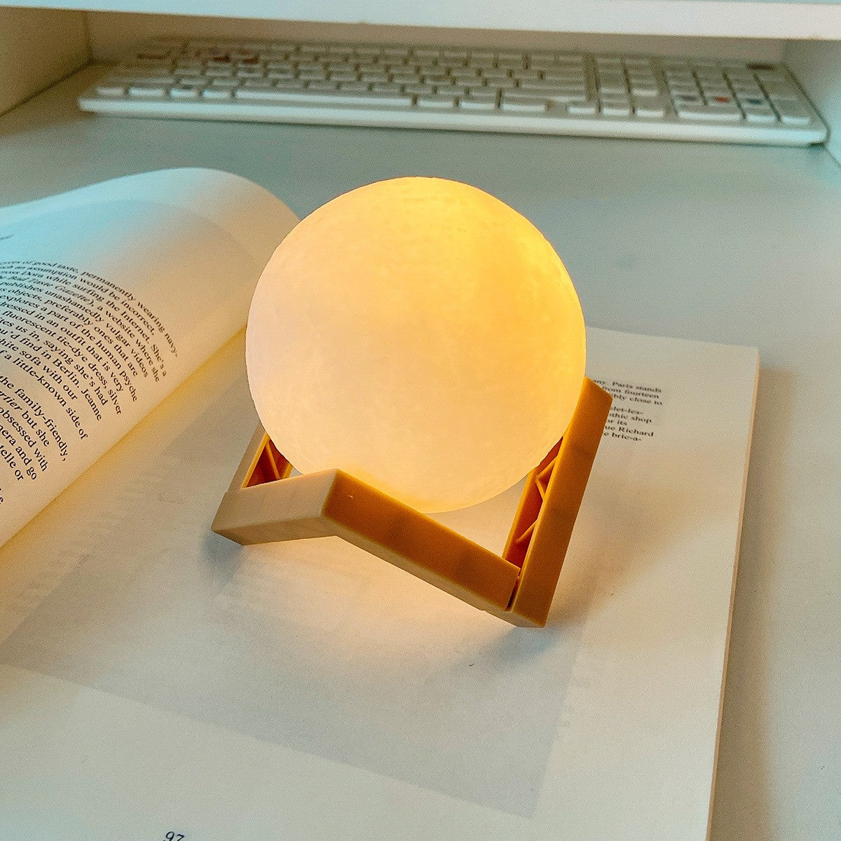 Нощна лампа Luna3D Moon Light, LED светлина, захранвана от батерии, пластмасова стойка, 18 см