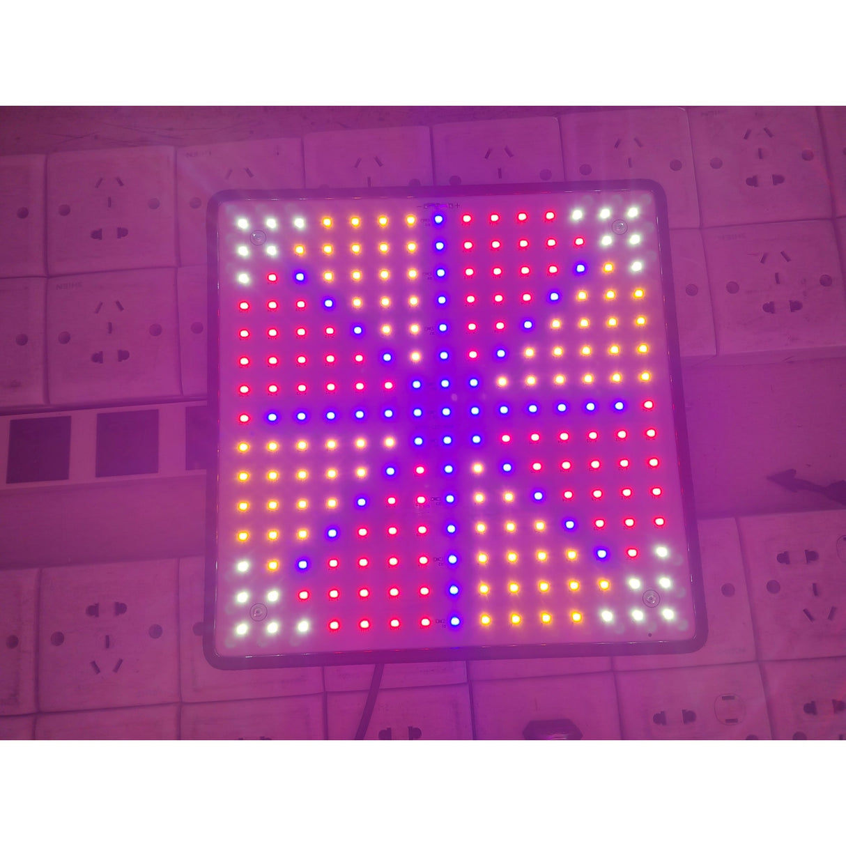 Lampa LED 15W Vivimall, pentru cresterea plantelor in interior, material ABS, cu agatatoare, 25 x 25 cm, multicolor - vivimall.ro