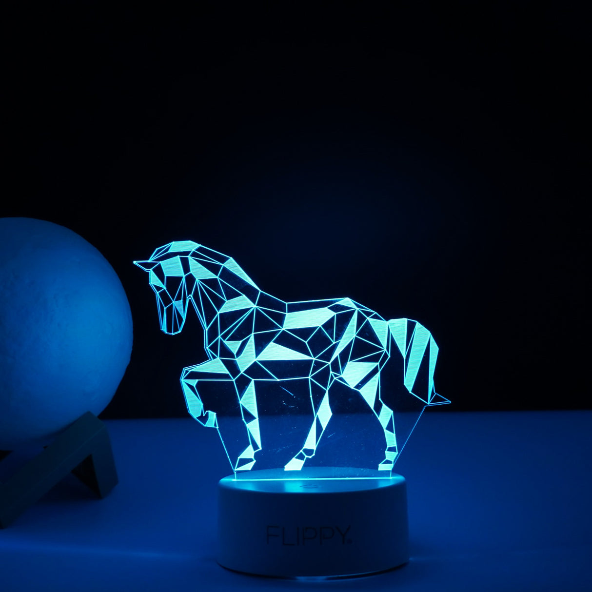 Lampa LED decorativa, Vivimall, 3D, Cal, cu telecomanda, doua moduri de alimentare USB si baterii, 20 cm inaltime, din material acril si lumina multicolora, alb - vivimall.ro