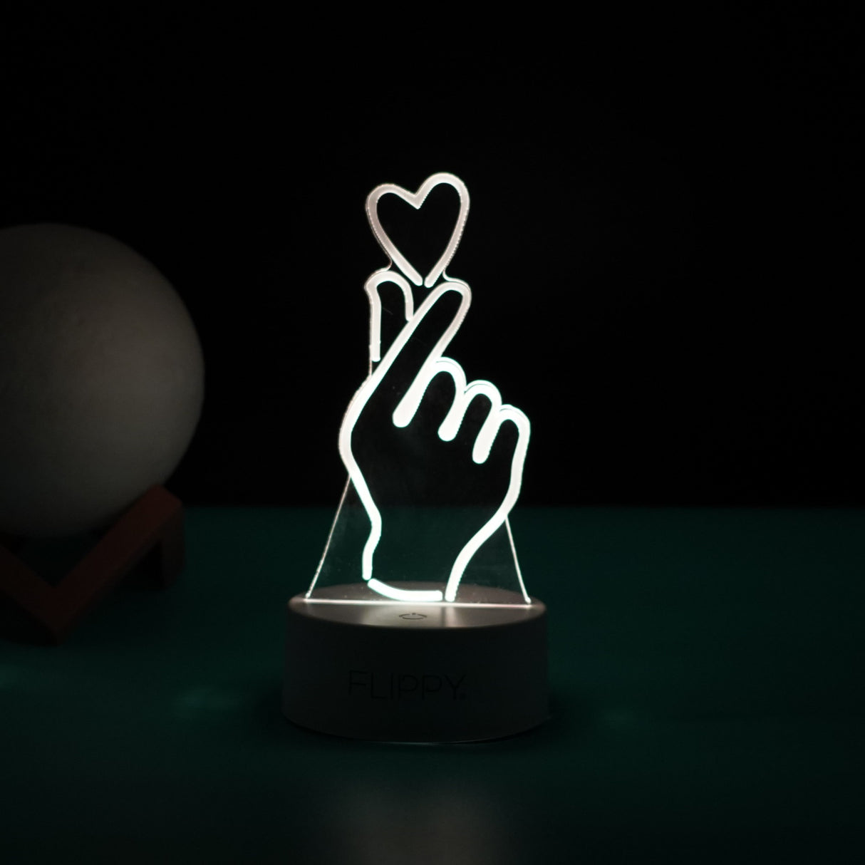 Lampa LED decorativa, Vivimall, 3D, Mana si Inima, din material acril si lumina multicolora, alb - vivimall.ro