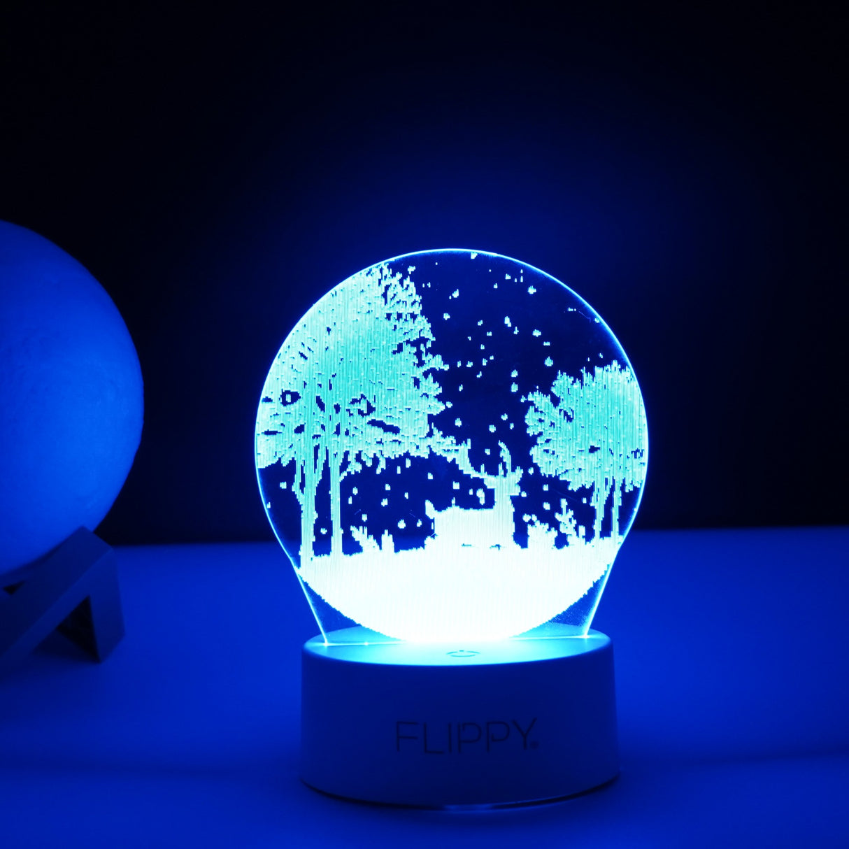 Lampa LED decorativa, Vivimall, 3D, Peisaj de iarna, cu telecomanda, doua moduri de alimentare USB si baterii, 20 cm inaltime, din material acril si lumina multicolora, alb - vivimall.ro