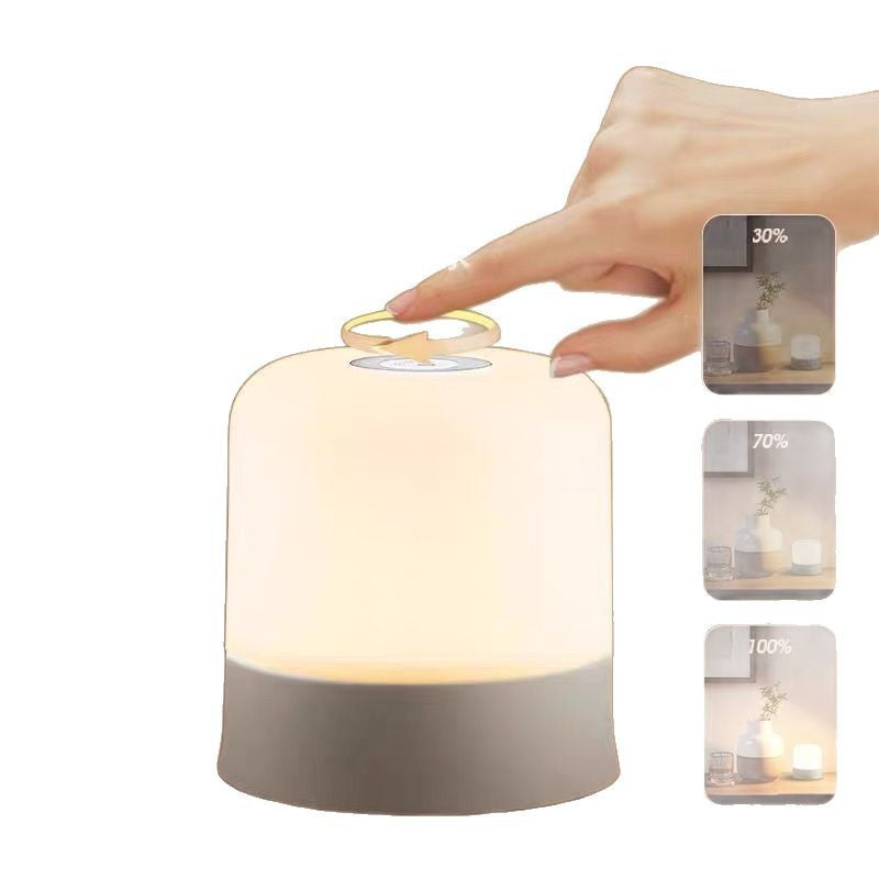 Lampă LED RGB în camera copiilor, lumină colorată violet-albastru, atmosferă noapte, vedere lifestyle