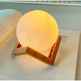 Lampa de veghe in forma de luna 3D Moon Light Alb Rece, alimentare baterii, stand plastic inclus, 8 cm, Vivimall - vivimall.ro