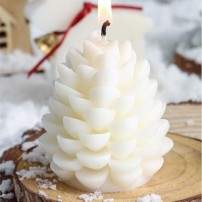 Lumanare Parfumata de Craciun, Flippy, Model Con de Pin, din Ceara de Soia, Cadou Creativ Handmade de Craciun, 7 x 6.5 x 6.5 cm, Alb - vivimall.ro