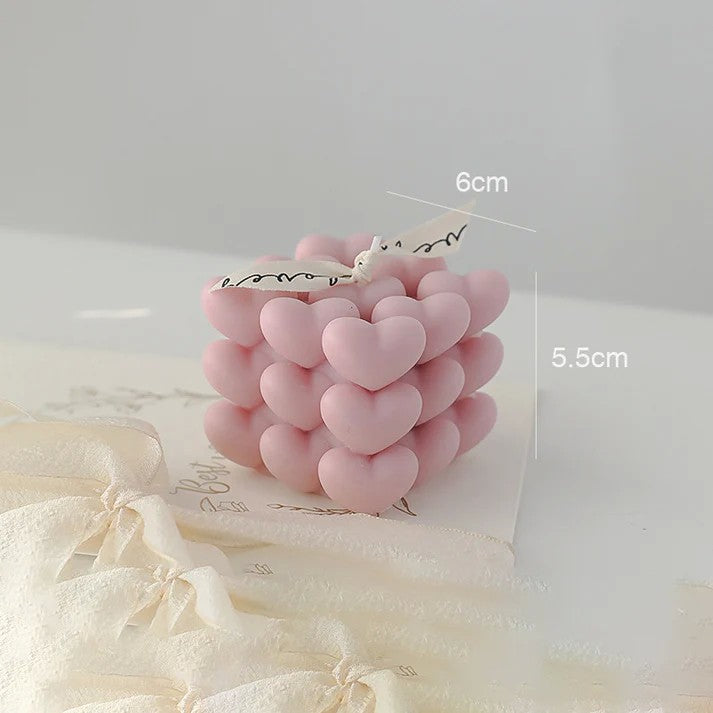 Lumanare Parfumata Decorativa, Vivimall, Model Abstract Cub din Inimioare, Lumanare pentru Diferite Ocazii, 6 x 5.5 cm, Aroma de Oregano si Narcise, Roz - vivimall.ro