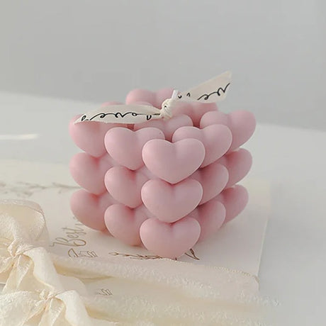 Lumanare Parfumata Decorativa, Vivimall, Model Abstract Cub din Inimioare, Lumanare pentru Diferite Ocazii, 6 x 5.5 cm, Aroma de Oregano si Narcise, Roz - vivimall.ro