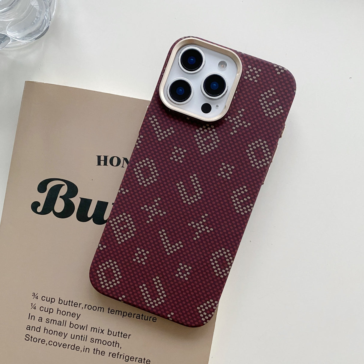 Carcasa Magnetica, Vivimall, din Fibra de Carbon, pentru iPhone 15 Pro Max, Maro - vivimall.ro