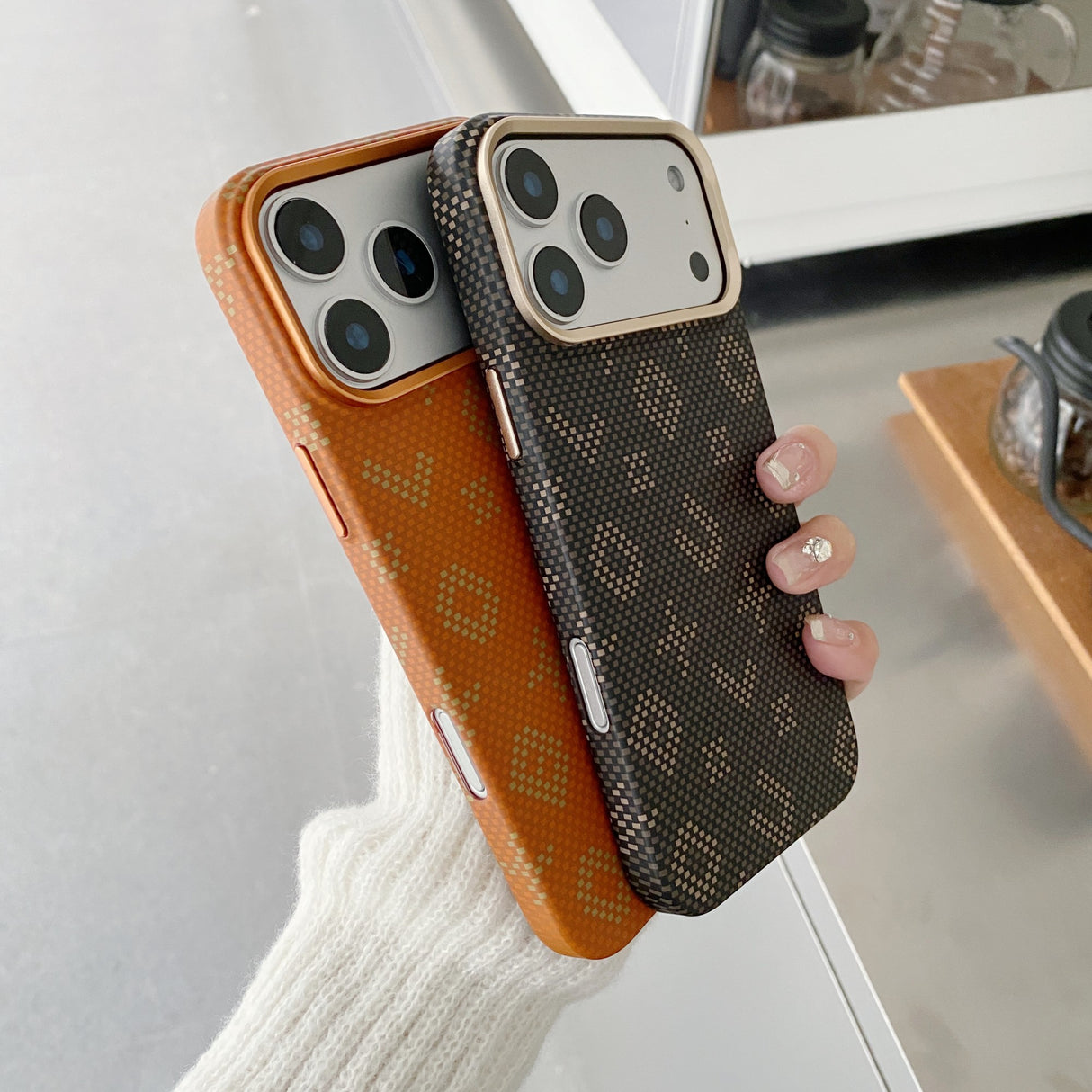 Carcasa Magentica, Vivimall, din Fibra de Carbon, pentru iPhone 17 Pro Max, Portocaliu - vivimall.ro