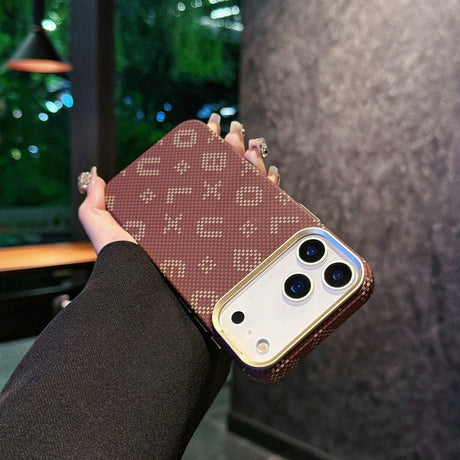 Carcasa Magnetica, Vivimall, din Fibra de Carbon, pentru iPhone 17, Maro - vivimall.ro