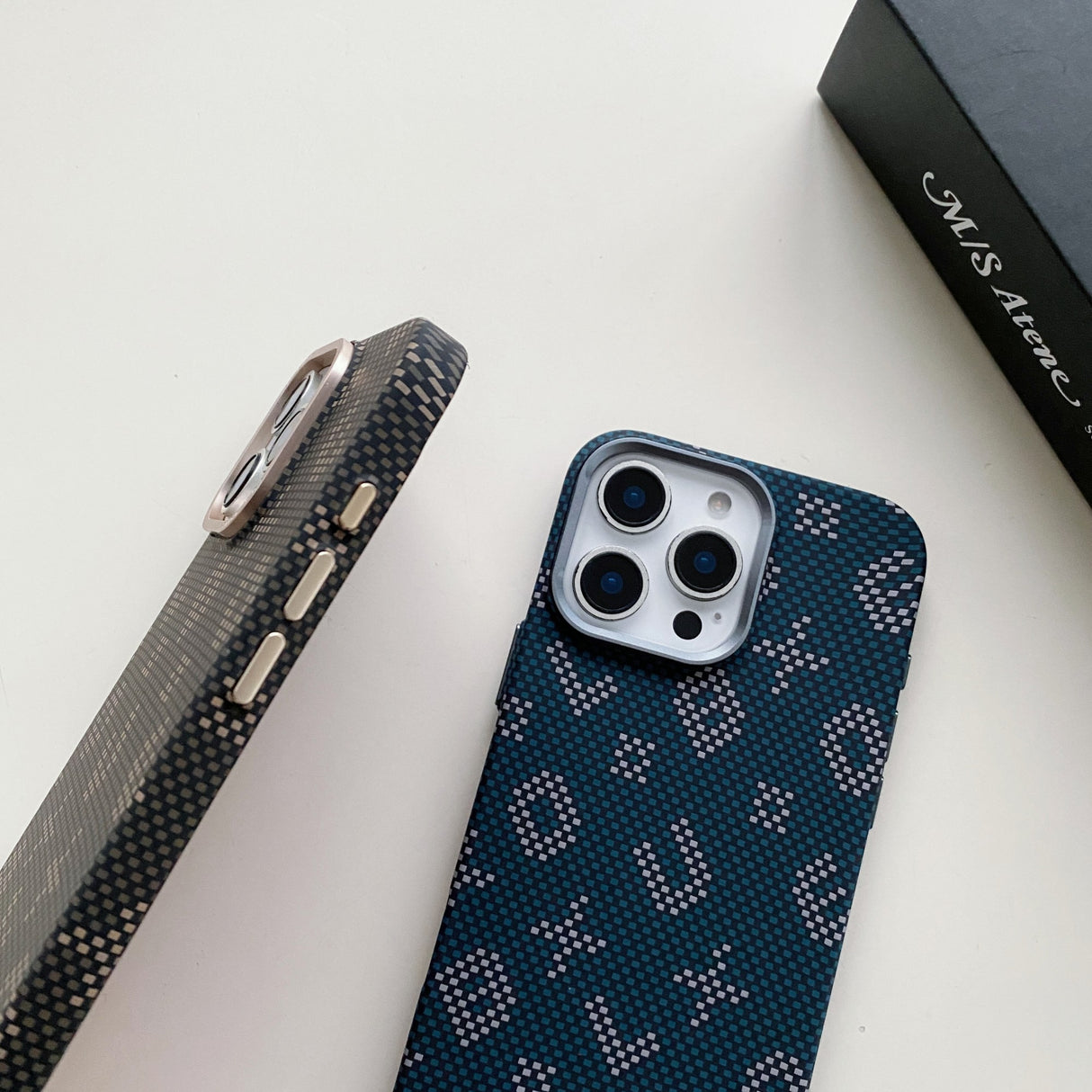 Carcasa Magentica, Vivimall, din Fibra de Carbon, pentru iPhone 15, Portocaliu - vivimall.ro
