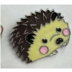 Martisor pentru copii, Brosa, Material Metal, Ambalaj Carton cu Design, Deimensiune Brosa Aproximativ 2 x 2 cm, Multicolor, Model 36 - vivimall.ro