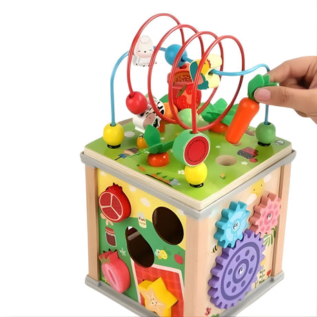 Cub Montessori Flippy din lemn, latură cu labirint de mărgele colorate, detaliu activitate