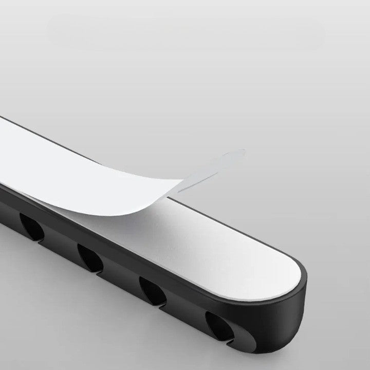 Detaliu bandă adezivă 3M pe spatele organizatorului de cabluri din silicon negru, 9.6x2.2cm