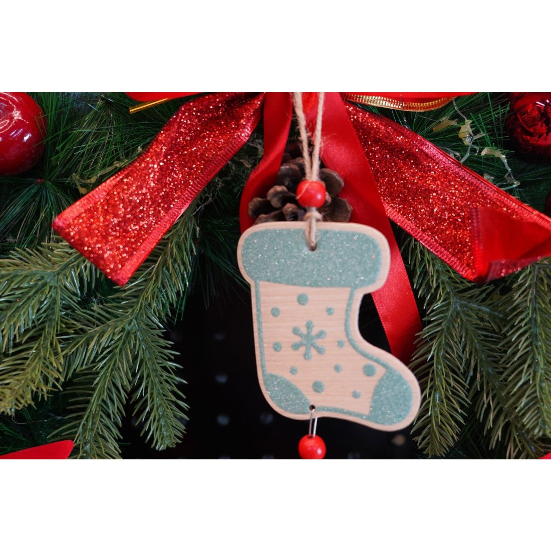 Ornament de brad ciorap cu clopotel, Vivimall, multicolor, lemn, 17 cm - vivimall.ro