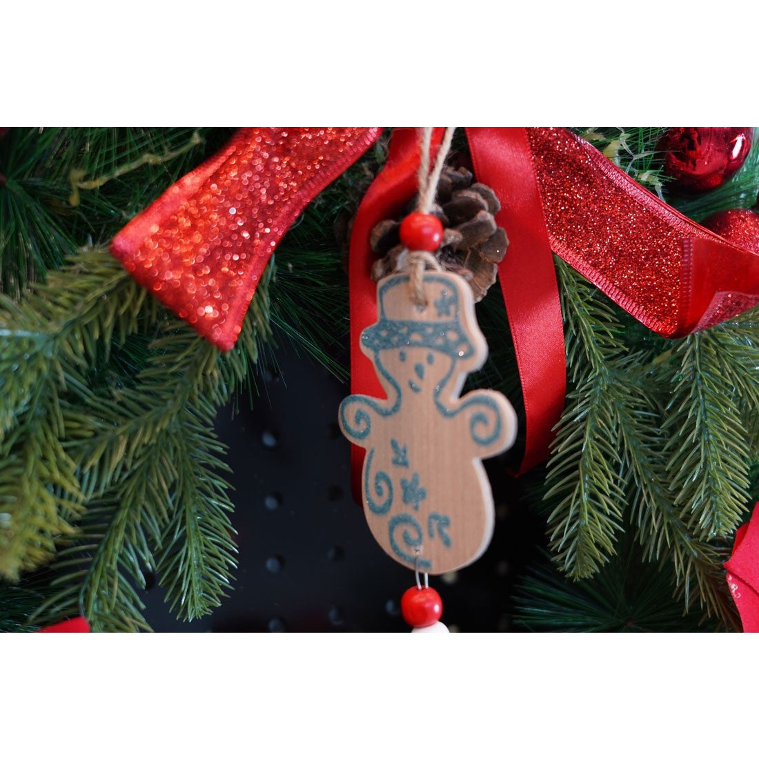 Ornament de brad om de zapada, Vivimall, multicolor, lemn, 17 cm - vivimall.ro