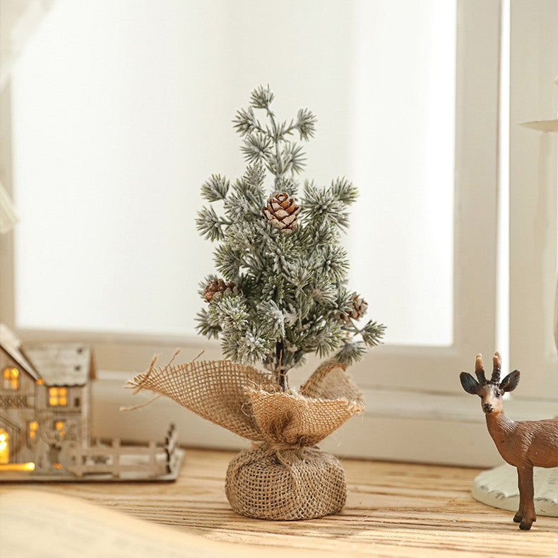 Decoratiune Craciun pentru Masa, Vivimall, Ornament de Decor Model Brad de Craciun de Dimensiuni Mici cu Fulgi Albi, pentru Birou si Interior, din Plastic Calitativ 20 cm, Verde Alb - vivimall.ro