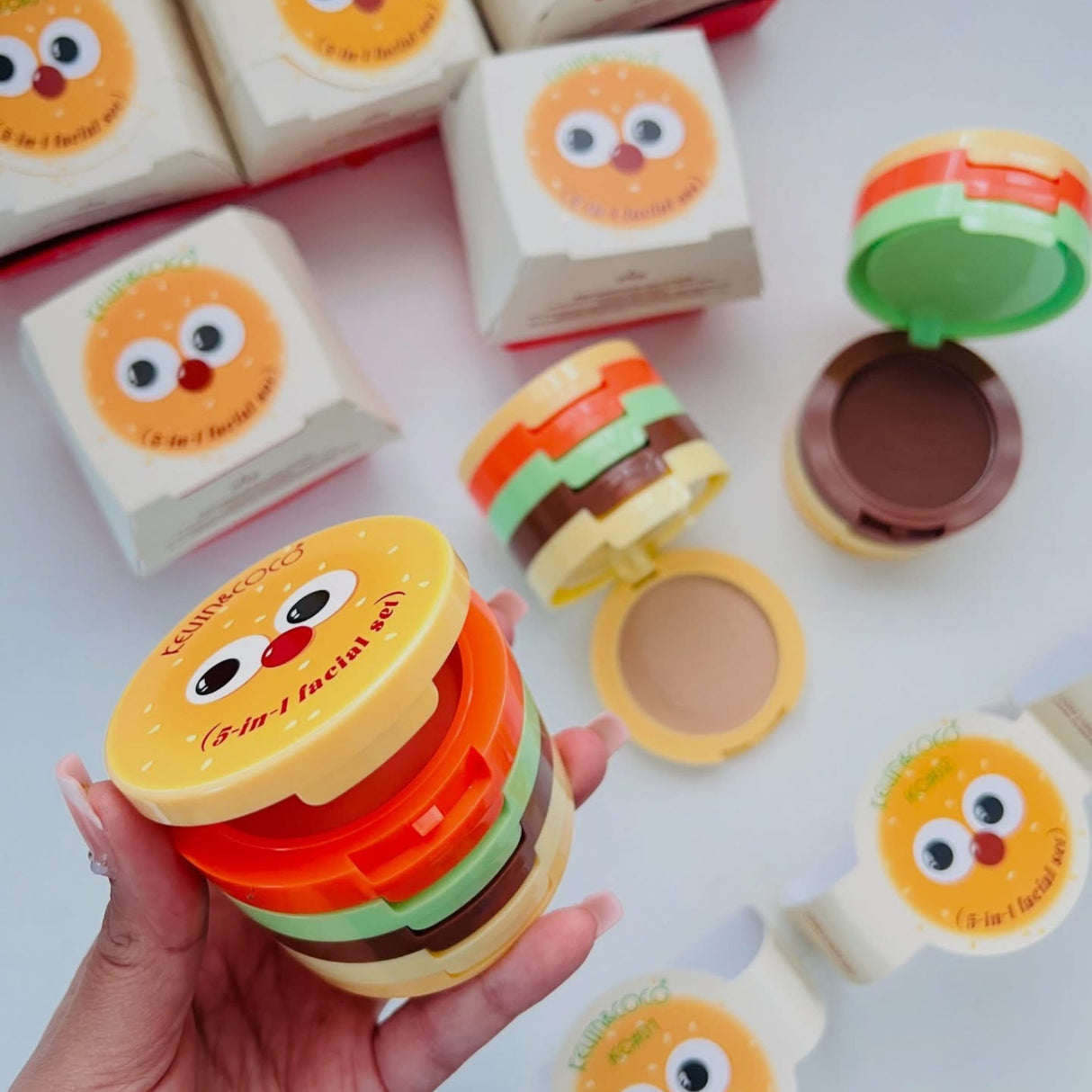 Iluminator și blush Kevin&Coco Burger nuanța 03, textură satinat-fină, detaliu oglindă