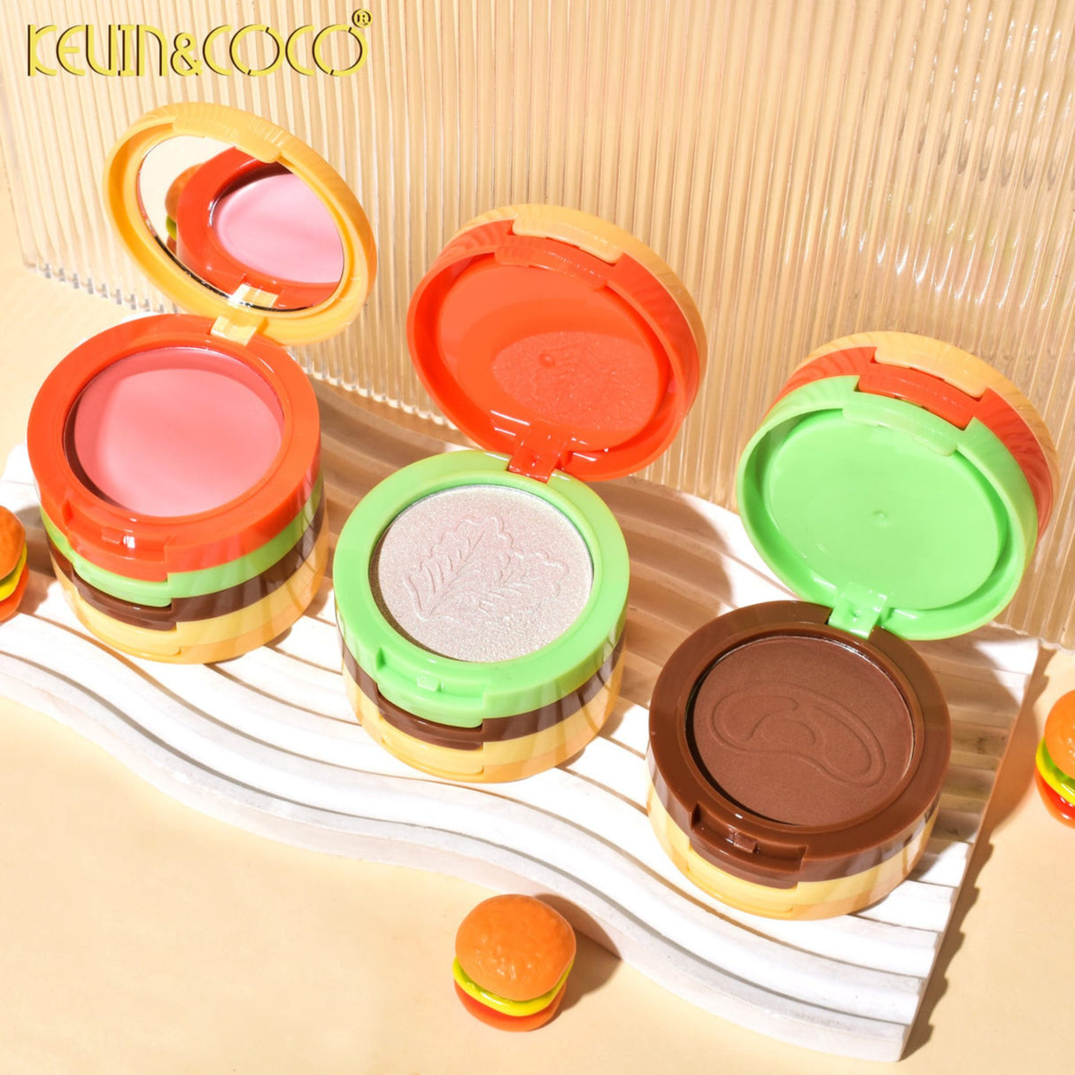 Textura fină a blushului din paleta Kevin&Coco Burger, nuanța 02, detaliu produs