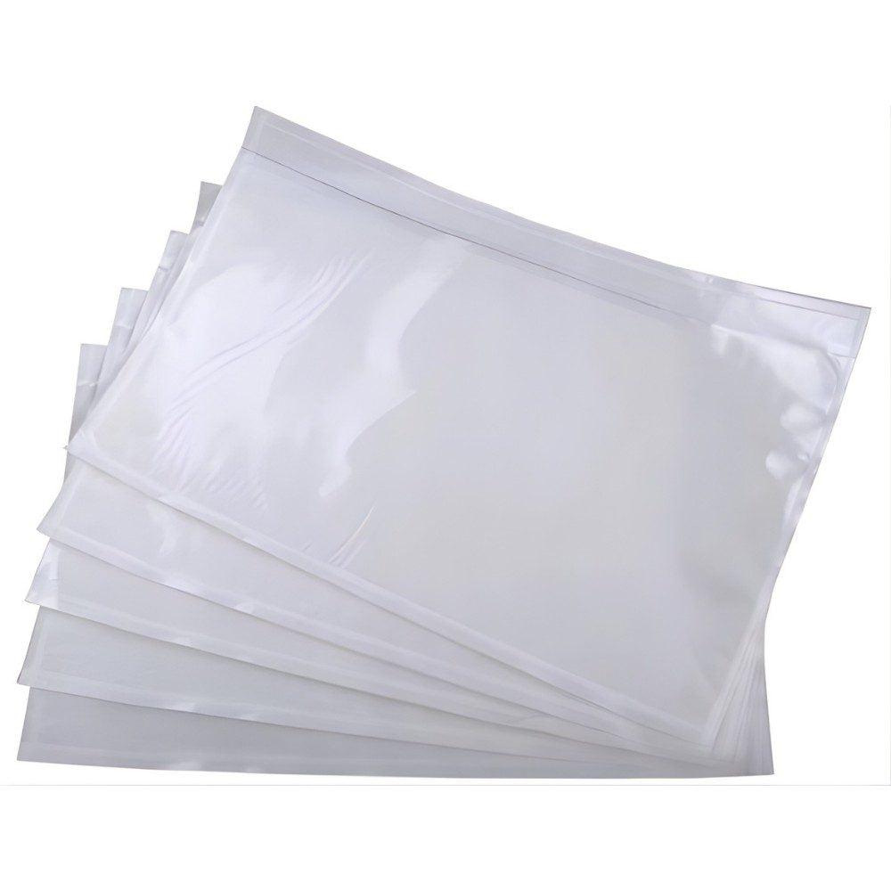 Detaliu plic port-document C5 cu document de expediere AWB vizibil prin material transparent