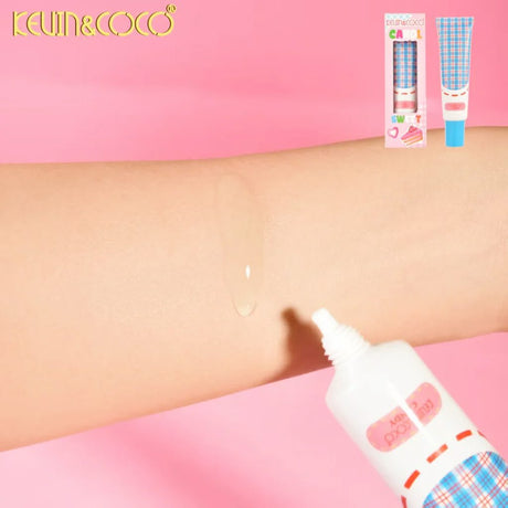 Detaliu textură fluid transparent primer Kevin & Coco Carol, formula hipoalergenică pentru ten