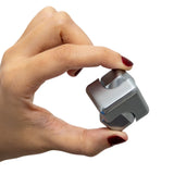 Fidget Spinner cub metalic Flippy în mână, perspectivă lifestyle, gadget antistres pentru birou