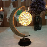 Lampa veghe Vivimall, semi-luna cu glob din rattan, led, 28x15 cm, alb cald - vivimall.ro