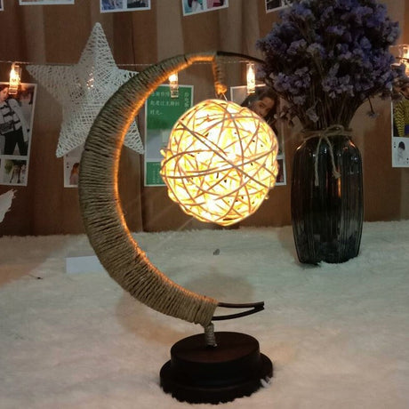 Lampa veghe Vivimall, semi-luna cu glob din rattan, led, 28x15 cm, alb cald - vivimall.ro